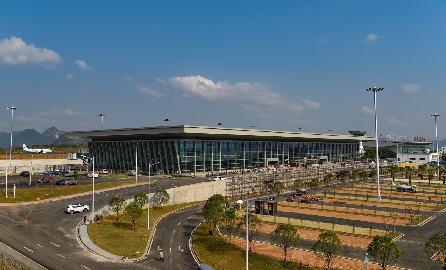 兴义机场廊桥试运行 T2航站楼转场工作有序开展